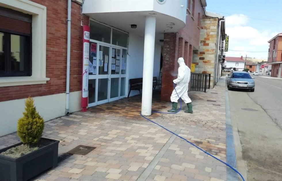 Labores de desinfección en una residencia de mayores en la primera etapa de la pandemia del COVID-19.