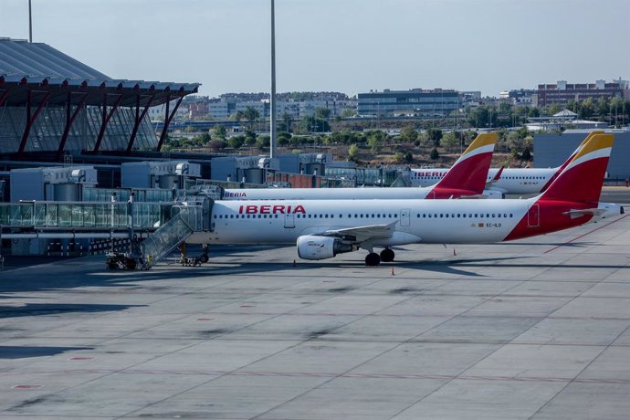 Archivo - Aviones de Iberia en la pista de la terminal en el día en que ha dado comienzo una huelga de los tripulantes de cabina de Iberia Express, en salidas de la T4 del Aeropuerto Adolfo Suárez Madrid-Barajas, a 28 de agosto de 2022, en Madrid (Españ