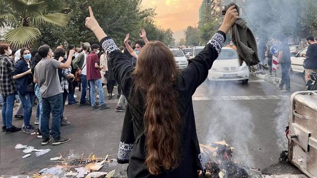 Una mujer iraní protesta en la calle por la muerte de Mahsa Amini