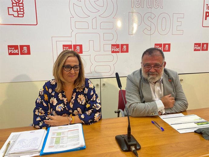 La secretaria general del PSOE en la provincia de Teruel, Mayte Pérez, y el diputado del PSOE por la provincia de Teruel, Herminio Sancho.