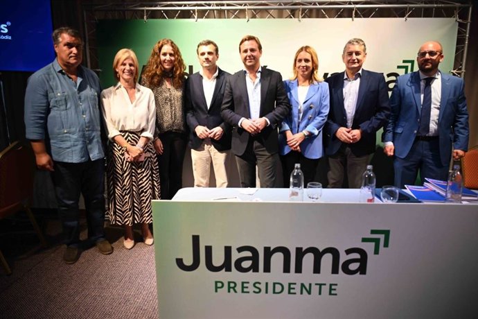 Bruno García con la nueva secretaria general del partido en Cádiz .