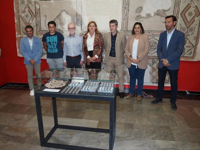 Descubrimiento de 473 monedas de época tardoantigua que han sido encontradas en un recipiente cerámico hallado en la excavación del 'Cerro de Miradores' de Caracuel de Calatrava (Ciudad Real)