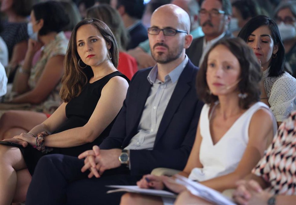 Archivo - La ministra de Derechos Sociales y Agenda 2030, Ione Belarra (i), y el secretario de Estado del Ministerio de Derechos Sociales, Nacho Álvarez, en imagen de archivo