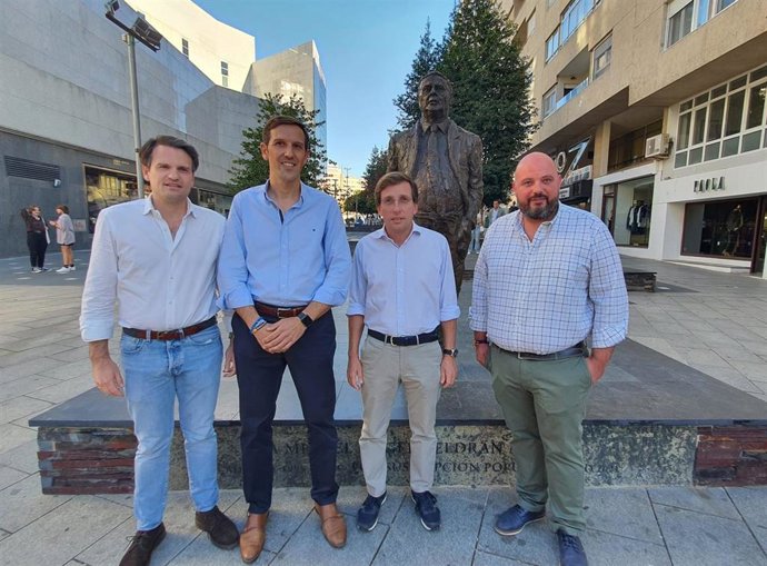 El alcalde de Madrid visita Badajoz junto al coordinador local del PP, Antonio Cavacasillas, y responsables del partido