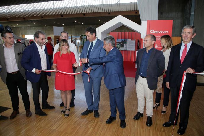 El presidente de Cantabria, Miguel Ángel Revilla, junto con los consejeros de Obras Públicas, José Luis Gochicoa, y de Empleo y Políticas Sociales, Eugenia Gómez de Diego, inaugura el VI Salón Inmobiliario de la Vivienda y Decoración de Cantabria.