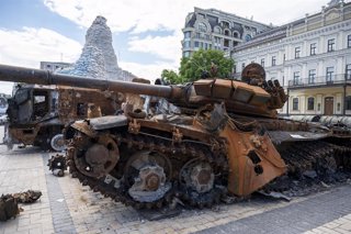 Archivo - Un tanque ruso destrozado en Kiev