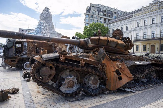 Archivo - Un tanque ruso destrozado en Kiev