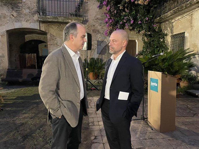 El secretario general de Junts, Jordi Turull, con el candidato de Junts de Salt (Girona) a las municipales, Robert Fbregas.
