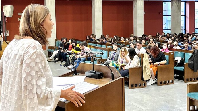 La consejera de Presidencia, Interior, Justicia y Acción Exterior, Paula Fernández, traslada el apoyo del Gobierno regional al Evento Europeo de la Juventud.
