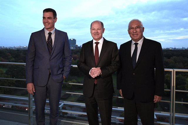 El presidente del Gobierno, Pedro Sánchez, junto al canciller alemán, Olaf Scholz, y el primer ministro de Portugal, António Costa.