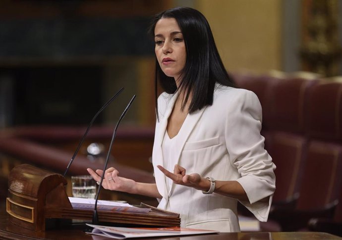 La líder de Ciudadanos, Inés Arrimadas, interviene durante una sesión plenaria en el Congreso de los Diputados, a 13 de octubre de 2022, en Madrid (España).