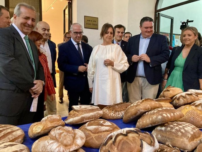 Catalina García valora el esfuerzo innovador del sector del pan para ayudar a personas con intolerancias alimenticias