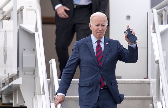 12 October 2022, US, Playa Del Rey: US President Joe Biden arrives at Los Angeles International Airport (LAX) with politicking and fundraising on the agenda. Photo: Brian Cahn/ZUMA Press Wire/dpa