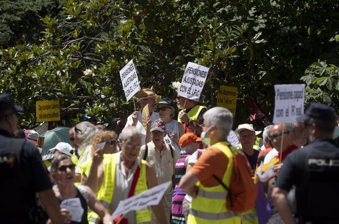 Archivo - Varios pensionistas durante una concentración el pasado mes de junio