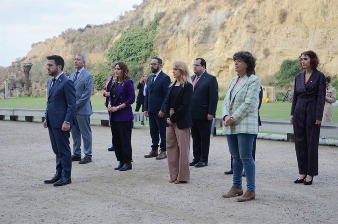 El presidente de la Generalitat, Pere Aragons, junto a los miembros del Govern en la tradicional ofrenda floral a la tumba de Companys con motivo del 82 aniversario de su fusilamiento, en el cementerio de Montjuc de Barcelona