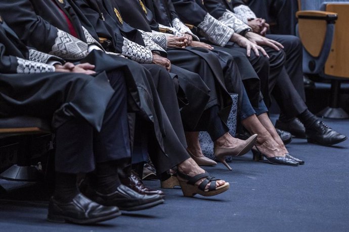 Los zapatos de varios jueces durante el acto de apertura del año judicial 2022-2023 del Tribunal Superior de Justicia de la Comunitat Valenciana  (TSJCV), en Valencia, Comunidad Valenciana (España). 