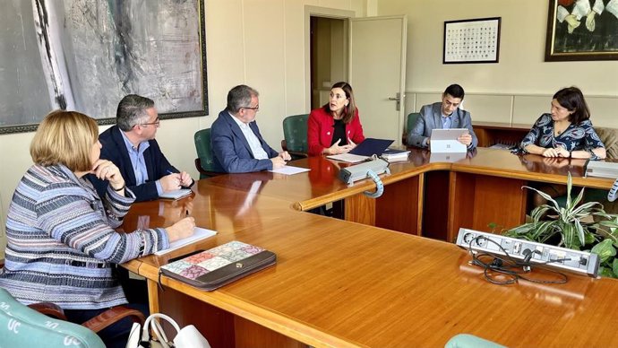 Reunión entre la consejera de Presidencia, Interior, Justicia y Acción Exterior, Paula Fernández, y el rector de la Universidad de Cantabria, Ángel Pazos.