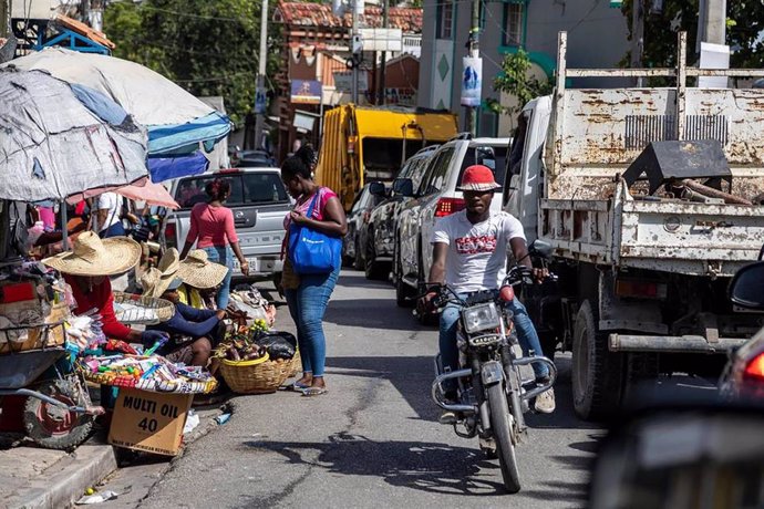 Peatones y vehículos en una calle de Puerto Príncipe, Haití