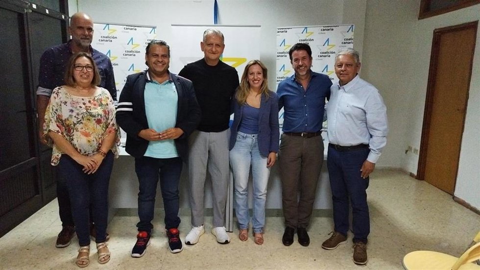 Rosa Dávila junto a otros miembros de Coalición Canaria