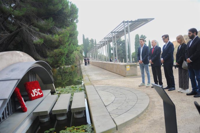 El primer secretari del PSC, Salvador Illa, al costat del primer secretari de la Mesa, Ferran Pedret, la viceprimera secretria i alcaldessa Llusa Moret i el primer secretari de la JSC, Ot García, en l'ofrena al cementiri de Montjuc de Barcelona