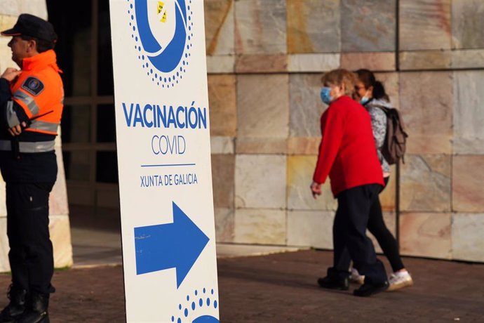 Una persona mayor a su entrada para vacunarse de la cuarta dosis de Pfizer en la Cidade da Cultura de Santiago de Compostela.