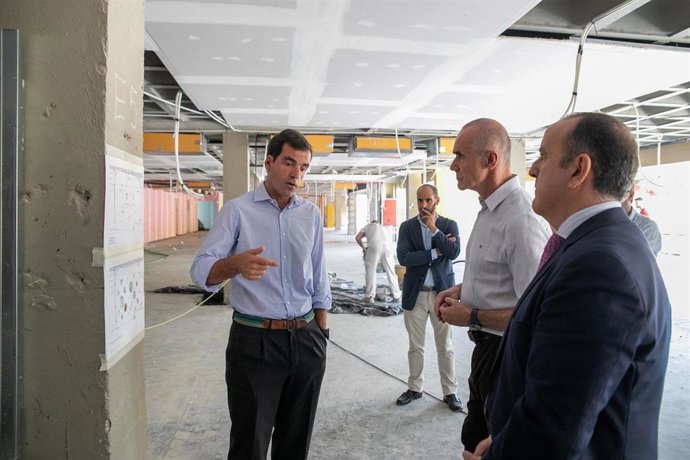 El alcalde de Sevilla, Antonio Muñoz, en su visita a las obras del Espacio Cultural Exploraterra