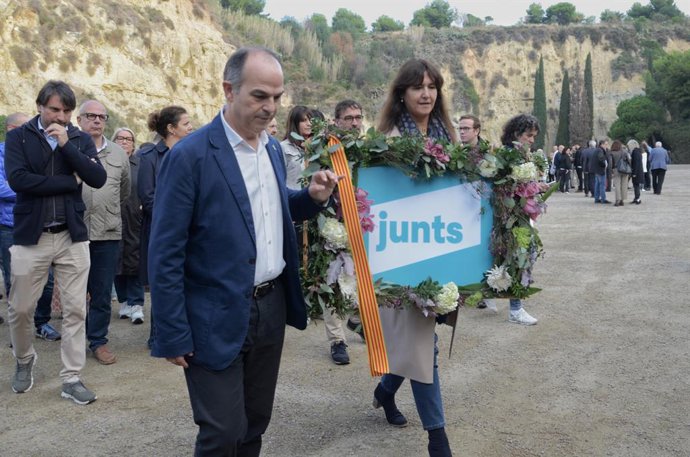 El secretari general de Junts, Jordi Turull, i la presidenta de Junts, Laura Borrs, en l'ofrena a la tomba de Lluís Companys al cementiri de Montjuc
