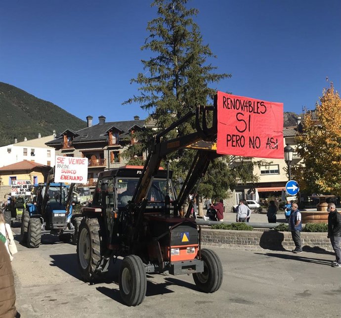 Archivo - Biescas (Huesca) se llena de tractores en 2021 en protesta por la instalación de placas solares para una línea de alta tensión.