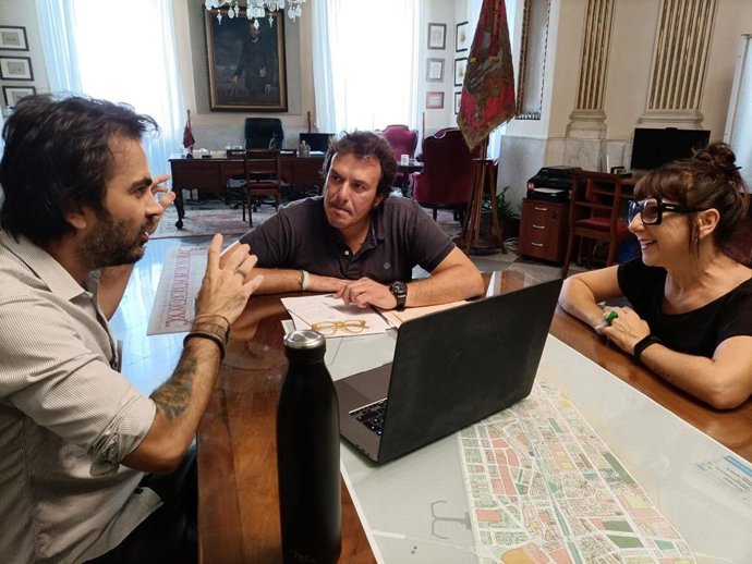 Reunión del alcalde de Cádiz, José María González, con la concejala de Turismo, Montemayor Mures, y el director Hugo Fernández