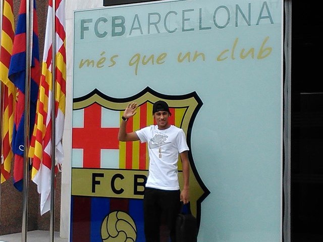 Archivo - L'exjugador del FC Barcelona Neymar el dia de la seva presentació en el club blaugrana