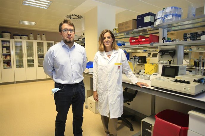 Horacio Pérez, IP y responsable del grupo de Bioinformática de la UCAM, junto a Irene Martínez, investigadora de Hematología y Oncología Médica Clínico Experimental del IMIB.