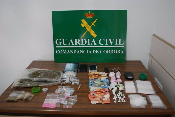 Drogas y objetos intervenidos por la Guardia Civil en La Rambla.