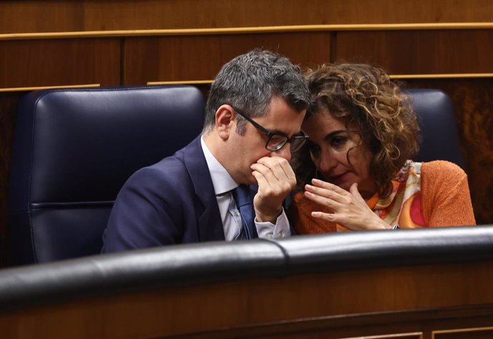 El ministro de la Presidencia, Relaciones con las Cortes y Memoria Democrática, Félix Bolaños y la ministra de Hacienda, María Jesús Montero, durante una sesión plenaria en el Congreso