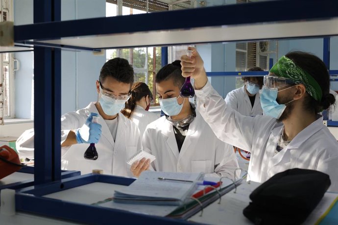 Archivo - Un grupo de estudiantes de Formación Profesional.