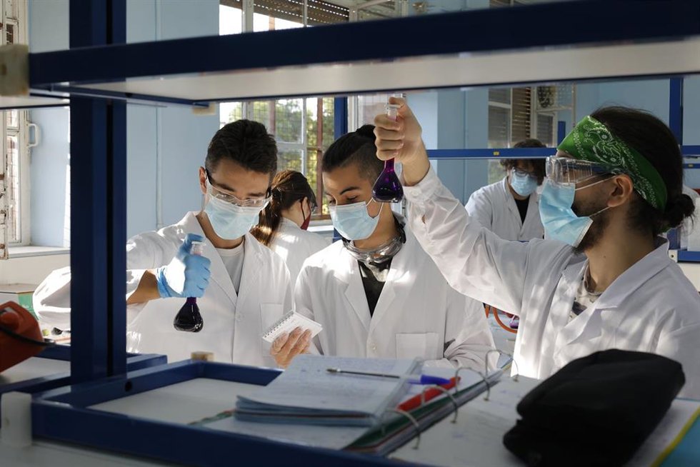 Archivo - Un grupo de estudiantes de Formación Profesional.