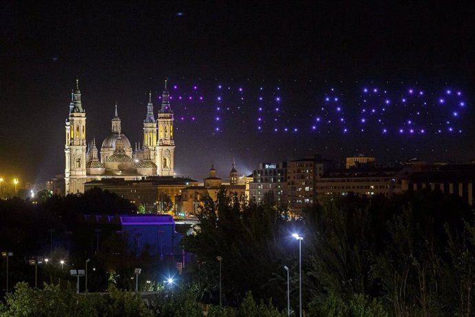 El espectáculo de drones congrega a más de 55.000 personas en Zaragoza.