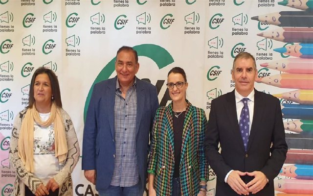 La presidenta del sector de Educación de CSIF Castilla y León, Isabel Madruga (segunda por la derecha), junto al investigador en innovación educativa José Antonio Fernández Bravo (tercero por la derecha), en el espacio La Granja de Valladolid