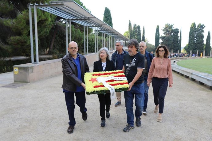La presidenta de l'ANC, Dolors Feliu, al cementiri de Montjuc durant la tradicional ofrena floral a la tomba de l'expresident de la Generalitat Lluís Companys el dia que es compleixen 82 anys del seu afusellament