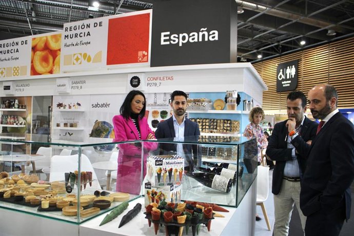 La consejera de Empresa, Empleo, Universidades y Portavocía, Valle Miguélez, y el director del Instituto de Fomento, Joaquín Gómez, visitan las 57 empresas de la Región de Murcia en la Feria SIAL de París
