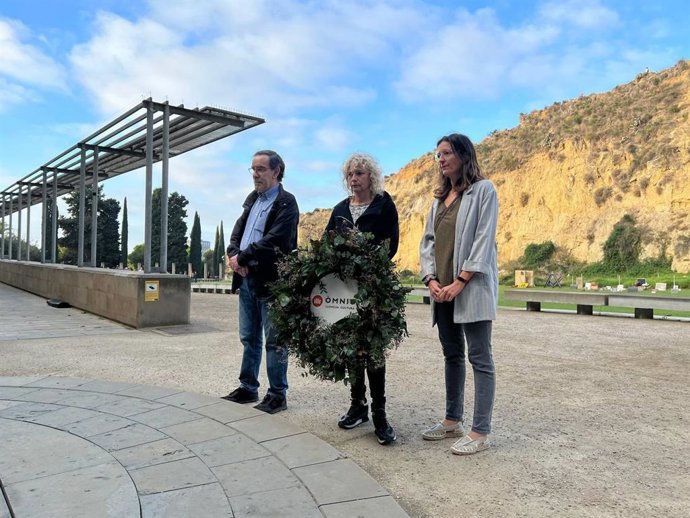 La vicepresidenta de mnium, Mnica Terribas, en el cementerio de Montjuc de Barcelona durante la tradicional ofrenda floral a la tumba del expresidente de la Generalitat Lluís Companys por el 82 aniversario de su fusilamiento