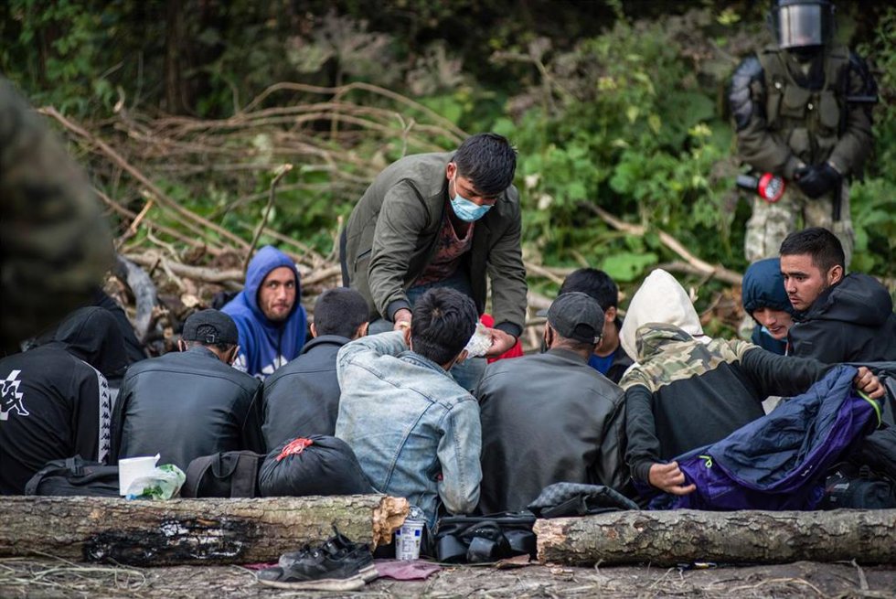 Refugiados afganos son atendidos a su llegada a Polonia tras cruzar la frontera con Bielorrusia.