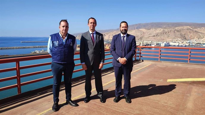 El subdelegado del Gobierno de España en Almería, José María Martín, en su visita a la sede de Capitanía Marítima.