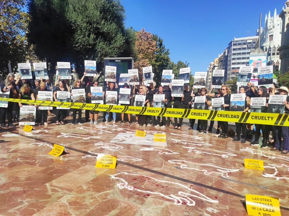 Una concentración exige que los perros de caza "no se queden fuera" de Ley de Bienestar Animal: "Ni un perro atrás"