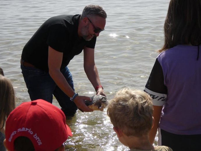 El secretario general de la Consejería de Agua, Agricultura, Ganadería, Pesca, Medio Ambiente y Emergencias, Víctor Martínez, liberó hoy en Calblanque un ejemplar de tortuga boba tratado en el Centro de Recuperación de Fauna Silvestre