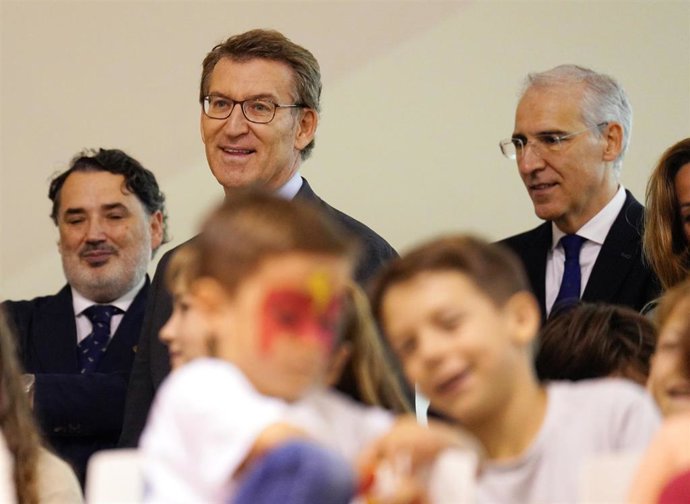 El presidente del Partido Popular (PP), Alberto Núñez Feijóo (2I), participa en el XIII Congreso Nacional de Familias Numerosas, en la Ciudad de la Cultura, a 15 de octubre de 2022, en Santiago de Compostela, A Coruña, Galicia, (España).