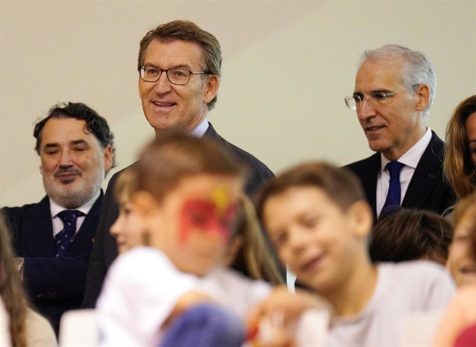El presidente del Partido Popular (PP), Alberto Núñez Feijóo (2I), participa en el XIII Congreso Nacional de Familias Numerosas, en la Ciudad de la Cultura, a 15 de octubre de 2022, en Santiago de Compostela, A Coruña, Galicia, (España).