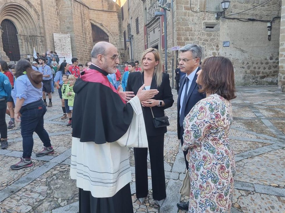 Monseñor Ernesto Brotóns en su ordenación como obispo de Plasencia junto a otras autoridades