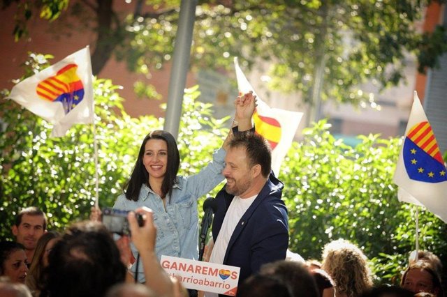 La presidenta de Ciudadanos (Cs), Inés Arrimadas,  y el candidato de Cs a la alcadía de Santa Coloma de Gramenet, Dimas Gragera, este sábado