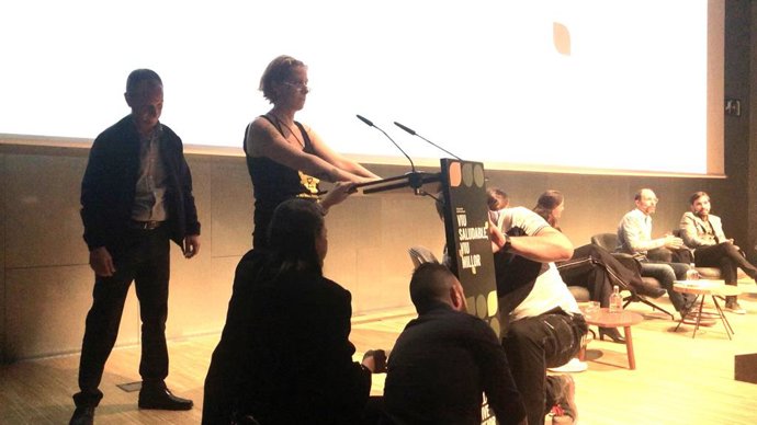 Una activista d'Animal Rebellion interromp un acte a Barcelona amb l'alcaldessa Ada Colau i els ministres Alberto Garzón i Yolanda Díaz