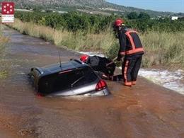 Rescatan a una mujer atrapada en su coche hundido en un socavón inundado en Onda